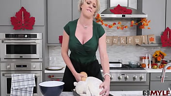 Dee Williams Busty Stuffing Her Thanksgiving Pussy